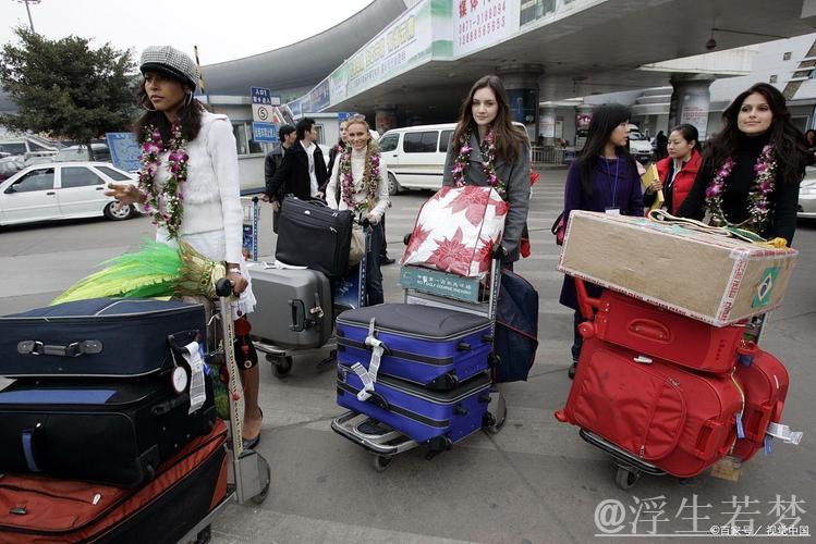 旅游+购物 外国人提着行李箱来“扫货” 旅游+购物 外国人提着行李箱来“扫货”