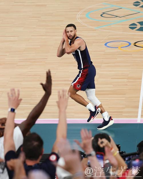 库里从中路突破上篮,打板得手。 库里从中路突破上篮,打板得手。